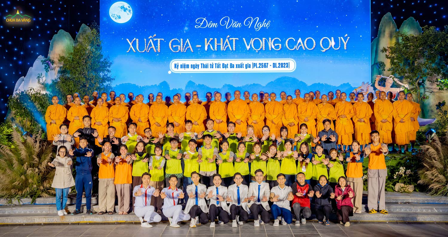 Sư Phụ Thích Trúc Thái Minh cùng chư Tăng chụp ảnh lưu niệm cùng các thành viên trong CLB Tuổi Trẻ Ba Vàng trong đêm văn nghệ 
