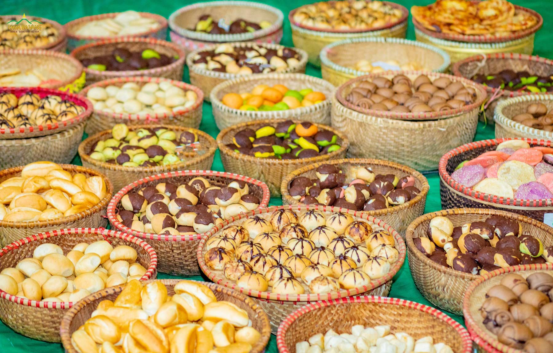 Rất nhiều loại bánh được chuẩn bị để “ra mắt” chương trình buffet siêu to khổng lồ trong chương trình của Hội trại Lục Hòa