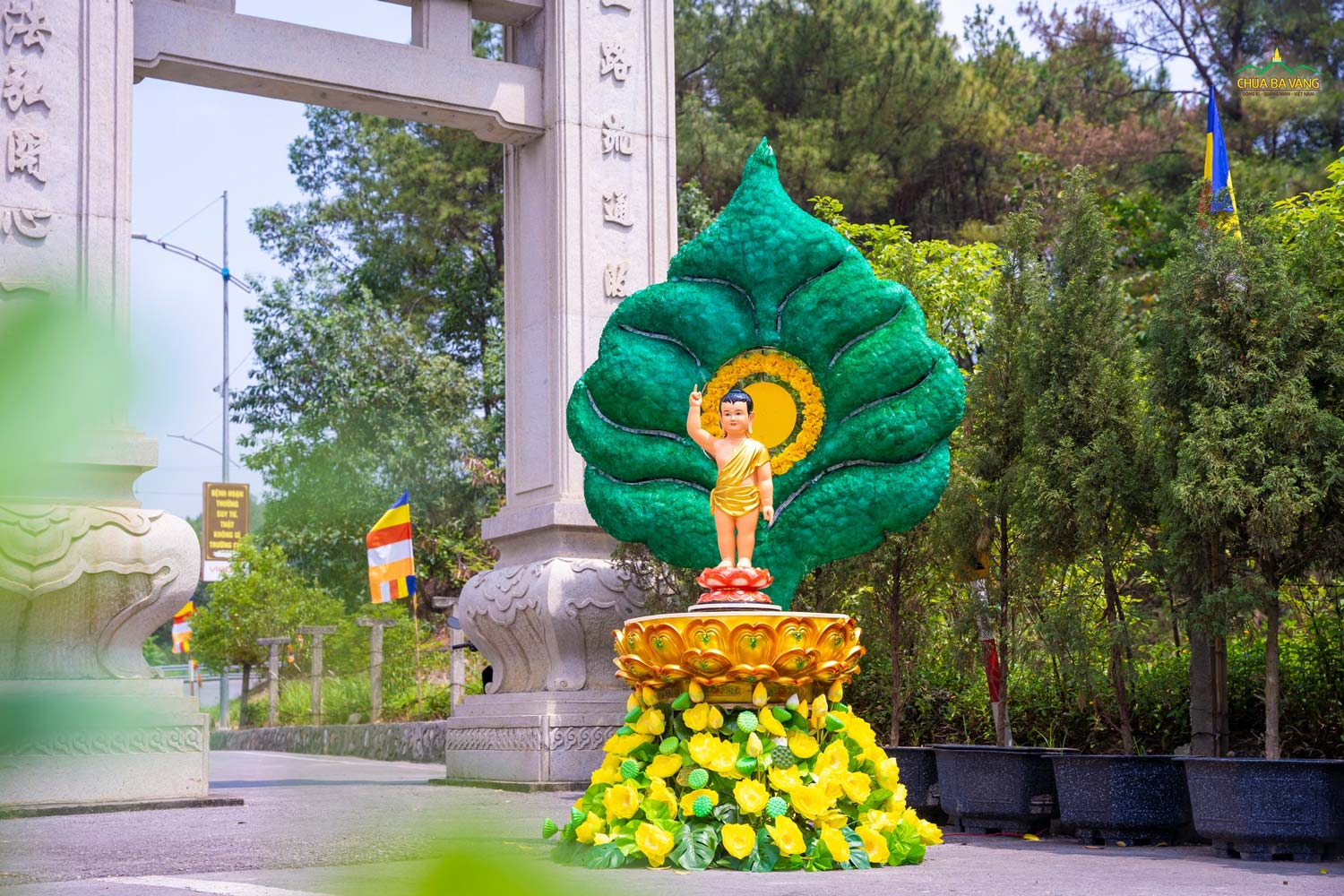 Chiếc lá Bồ đề cách điệu kết hợp cách cắm hoa sáng tạo khiến tôn tượng Đức Phật đản sinh trở nên tôn quý hơn