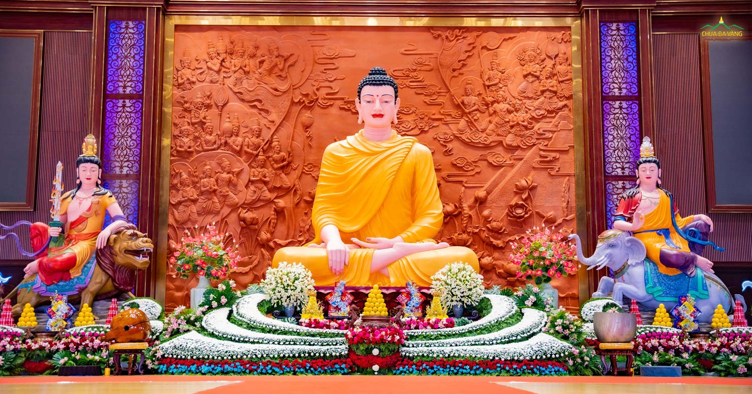 Những đài hoa trang nghiêm được bàn tay khéo léo của các Phật tử thành kính kết dâng lên tôn tượng Đức Phật