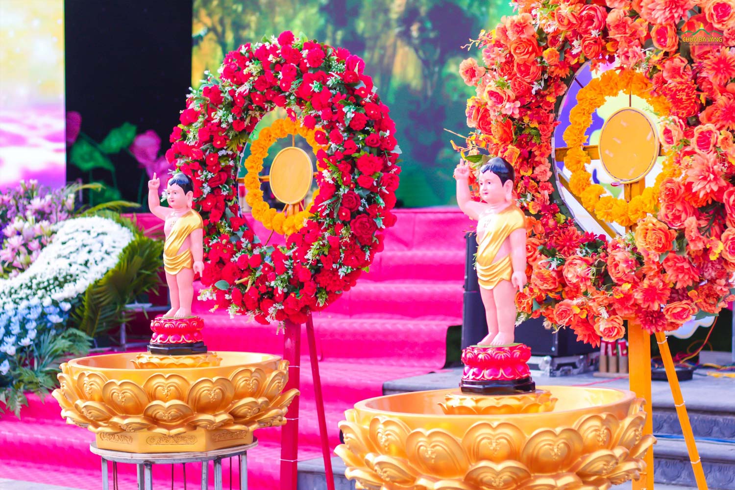 Muôn hoa lung linh khoe sắc tôn lên không khí thành kính kỷ niệm ngày Đức Phật đản sinh