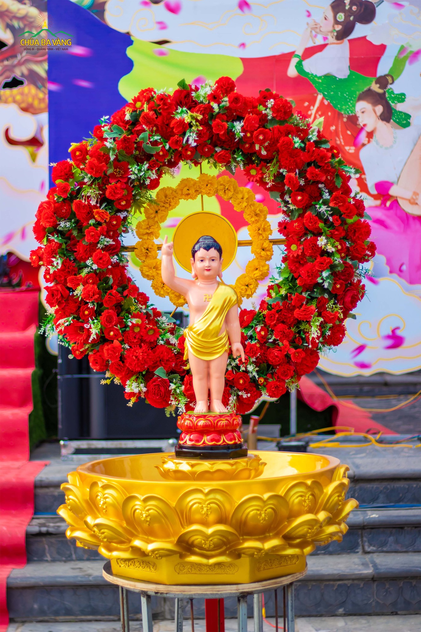 Các Phật tử đã cùng nhau kết dâng vòng hoa rực rỡ trang hoàng tôn tượng Đức Phật đản sinh
