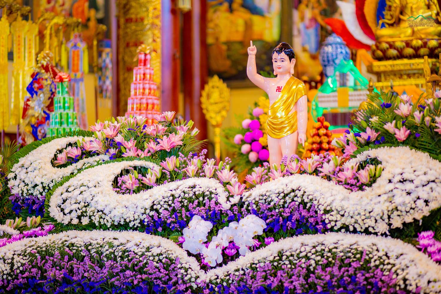Với lòng thành kính và sự khéo léo, các Phật tử đã cùng nhau tạo nên những đài hoa rực rỡ kính dâng Đức Thế Tôn