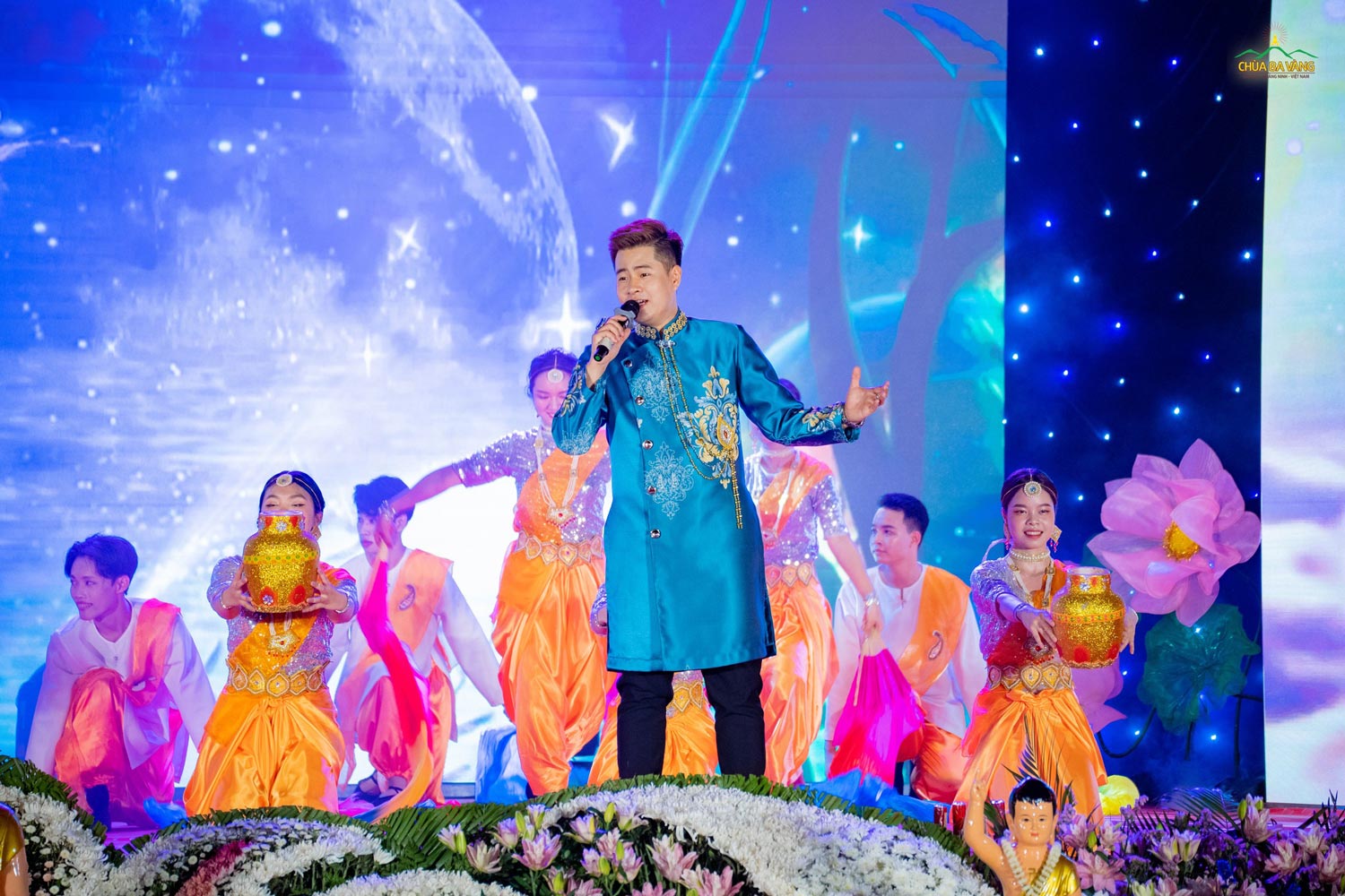 Ca sĩ, diễn viên trong những trang phục Ấn Độ bắt mắt biểu diễn bài hát song ngữ “Khúc ca mừng tắm Phật” 