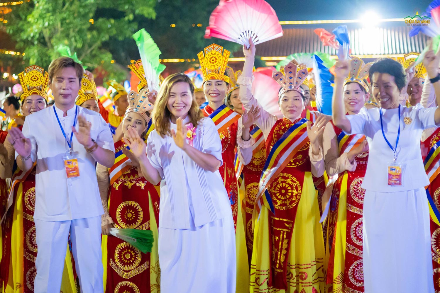 Phật tử Việt Nam và Phật tử nước ngoài cùng nhau hòa chung niềm vui trong ngày Khánh đản