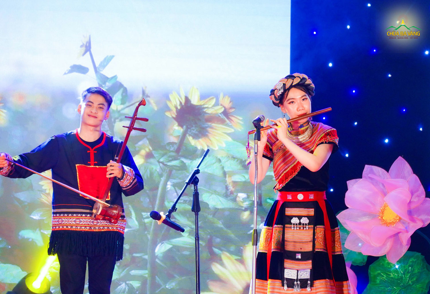 Trong bộ trang phục dân tộc các bạn trẻ trong ban nhạc Cúc Quỳ đã thể hiện thành công liên khúc 