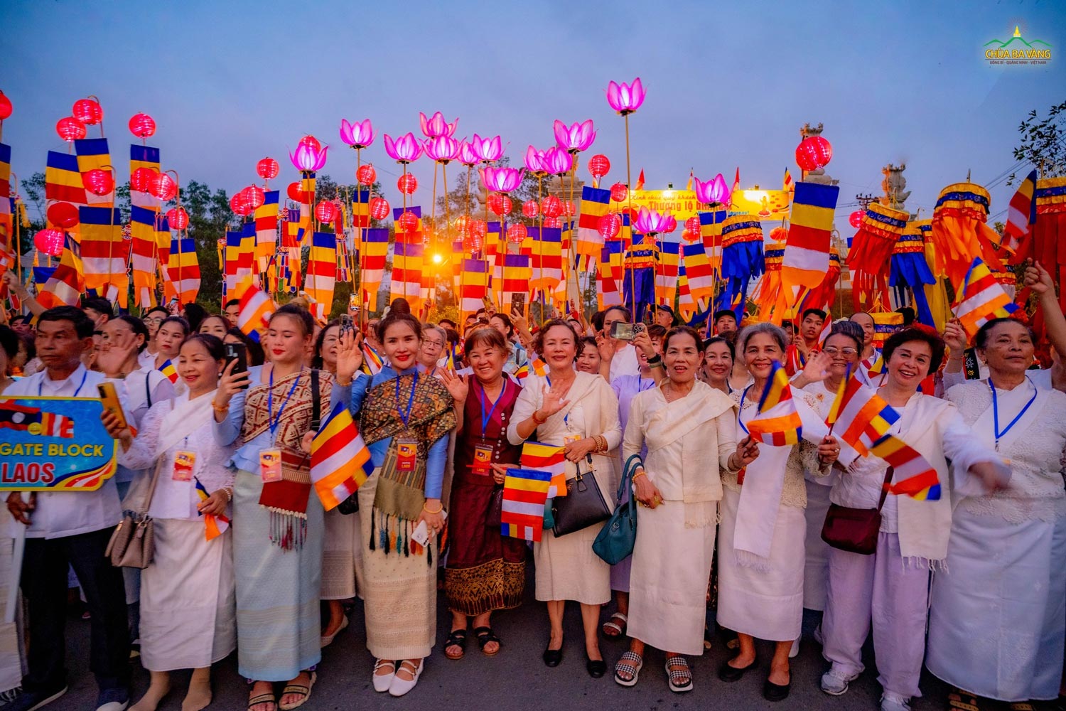 Các Phật tử quốc tế trong trang phục truyền thống của đất nước mình hân hoan hòa cùng dòng người diễu hành với đèn hoa rực rỡ