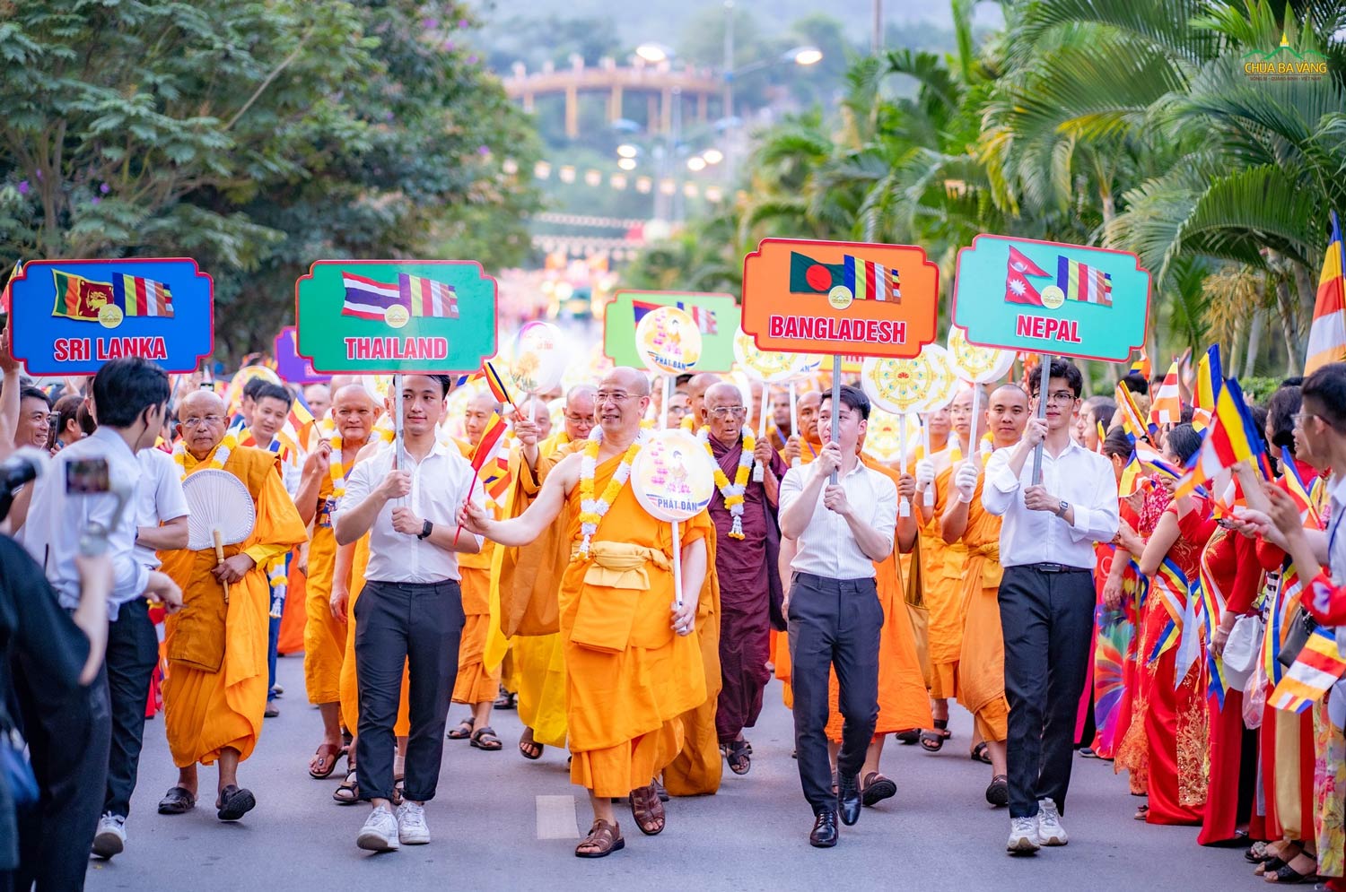 Thầy Thích Trúc Thái Minh cùng chư Tăng các nước tham gia buổi lễ diễu hành