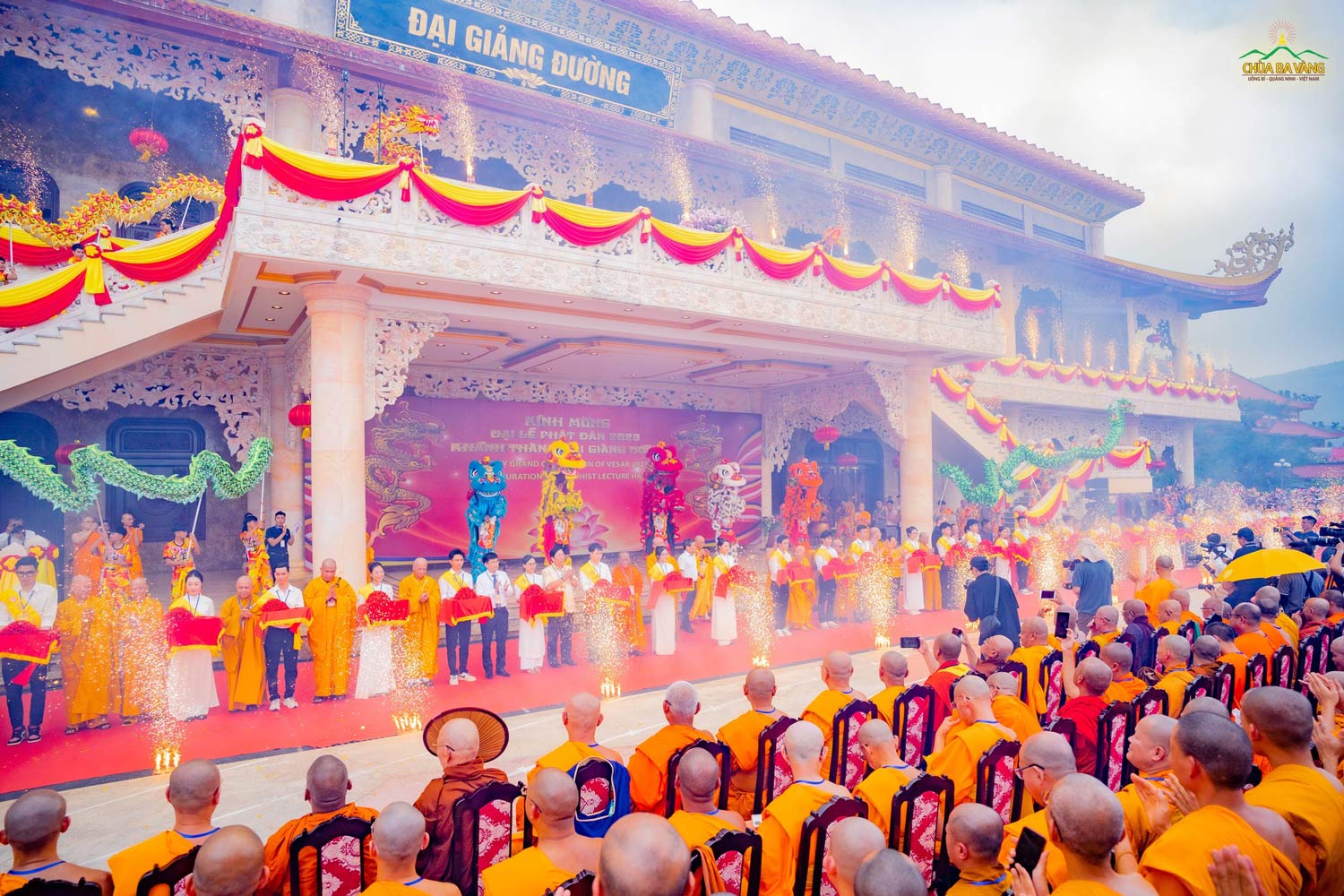 Chư Tôn đức lãnh đạo GHPG Việt Nam, đại biểu Phật giáo thế giới và các vị lãnh đạo, nguyên lãnh đạo Đảng, Nhà nước, chính quyền các cấp thực hiện nghi thức cắt băng khánh thành tòa giảng đường trên núi lớn nhất thế giới