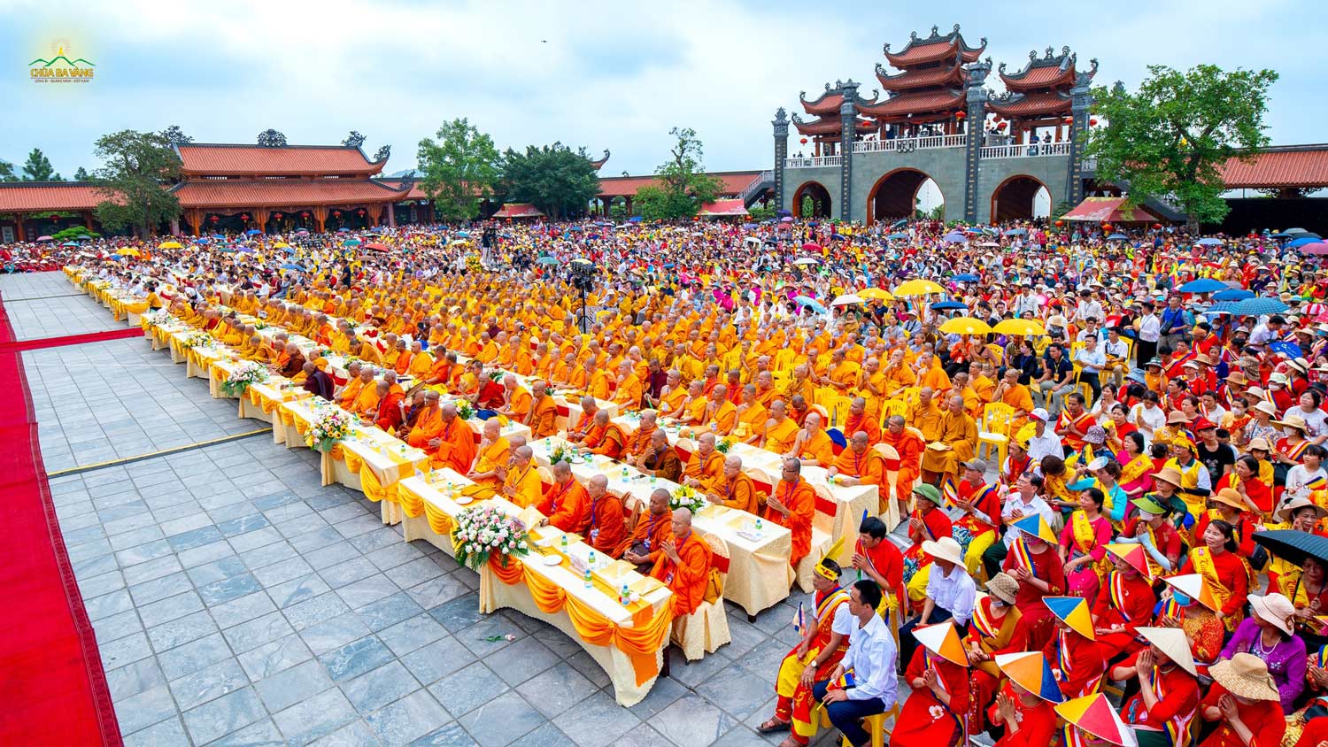 Đông đảo chư Tôn đức Tăng trong nước và quốc tế cùng nhân dân, Phật tử thập phương tham dự Đại lễ