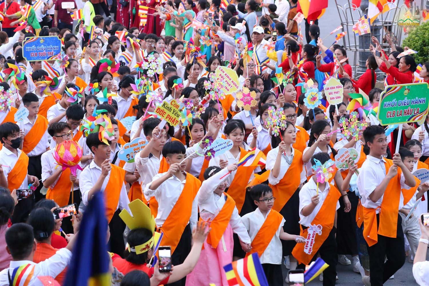 Khối diễu hành CLB La Hầu La kính mừng Đức Phật đản sinh