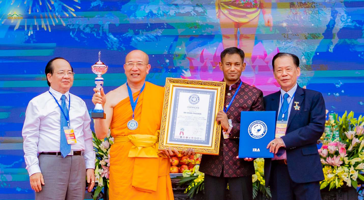 Thầy Thích Trúc Thái Minh đón nhận kỷ lục toà giảng đường trên núi lớn nhất thế giới từ Liên minh Kỷ lục Thế giới – WorldKings