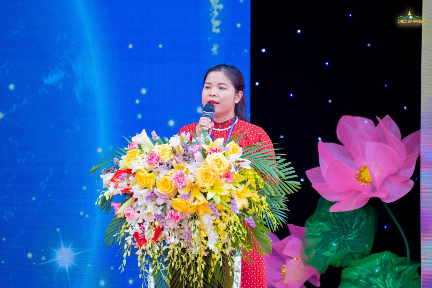 Bà Nguyễn Thị Quỳnh Ngọc - Tổng thư ký Tổ chức kỷ lục Việt Nam thông qua các nội dung xác lập kỷ lục thế giới của Đại giảng đường chùa Ba Vàng