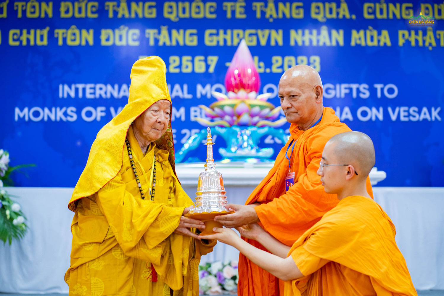 Hòa Thượng Dhamma Shobhana Mahasthavir - Chủ tịch Hội đồng Trị sự TW Phật giáo Nepal cúng dường đến Trưởng lão Hòa Thượng Thích Thanh Dục - Phó Pháp Chủ Hội đồng chứng minh TW GHPGVN