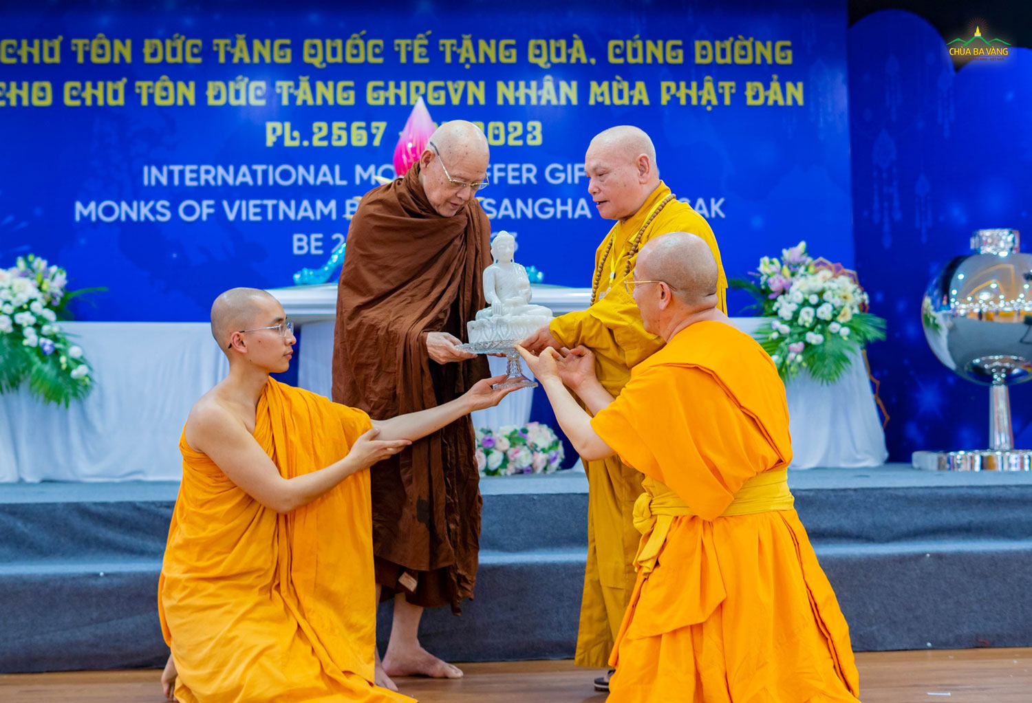 Hòa Thượng Sayadaw Bhaddanta Jagara - quyền Vua Sư, Bang Mon, Myanmar cúng dường tôn tượng Đức Phật đến Hòa Thượng Thích Thiện Nhơn - Chủ tịch Hội đồng Trị sự, Trưởng ban Tăng sự TW GHPGVN