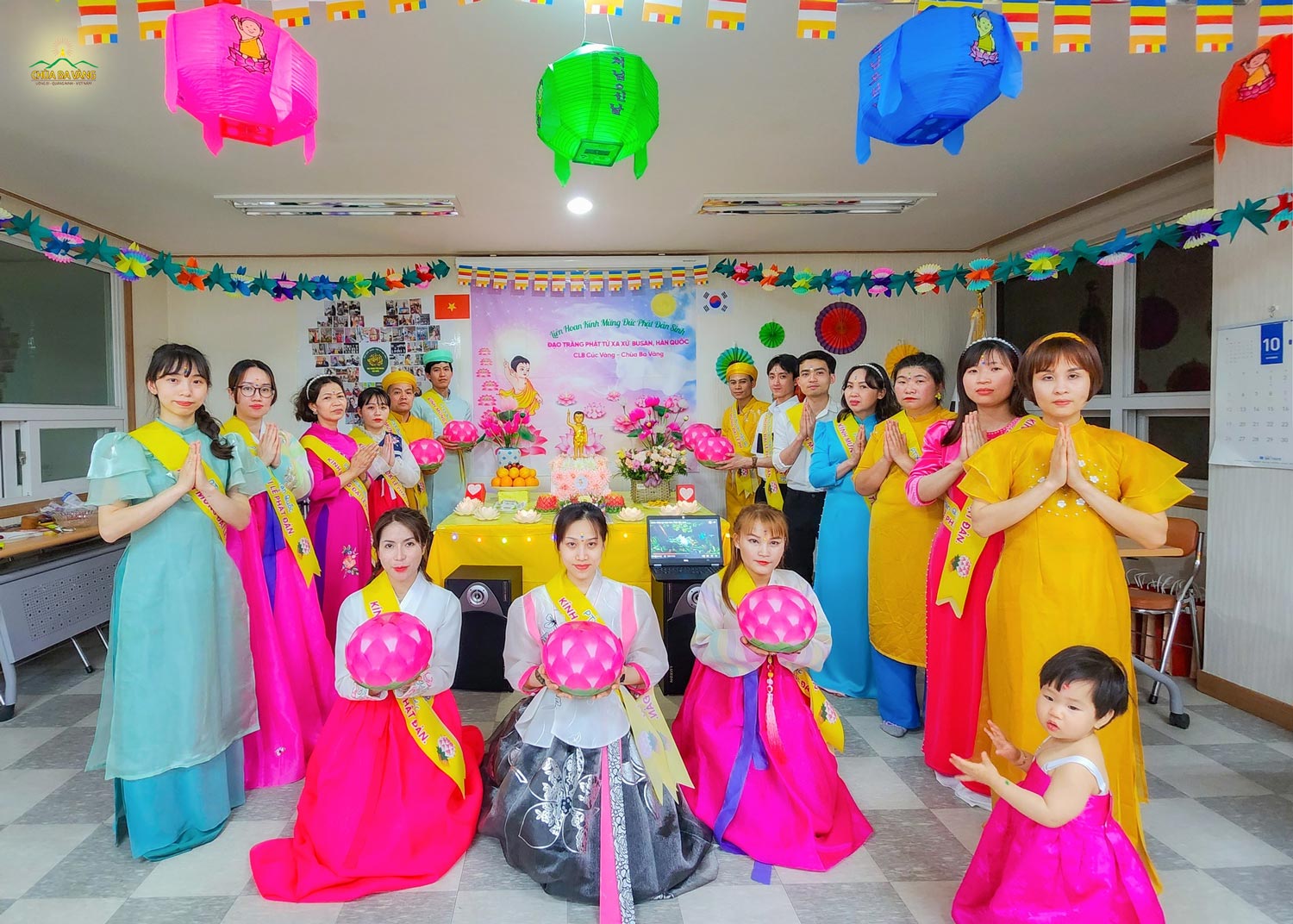 Trong những bộ trang phục rực rỡ, các đạo hữu trong đạo tràng Phật tử xa xứ Busan - Hàn Quốc đã cùng chụp bức hình lưu niệm nhân chương trình Kính mừng Phật đản