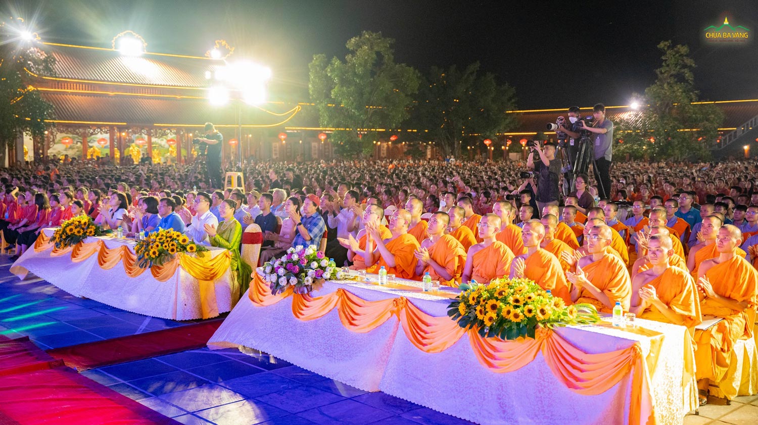 Buổi lễ khai mạc khóa tu mùa hè chùa Ba Vàng 2023 diễn ra trong không khí hân hoan