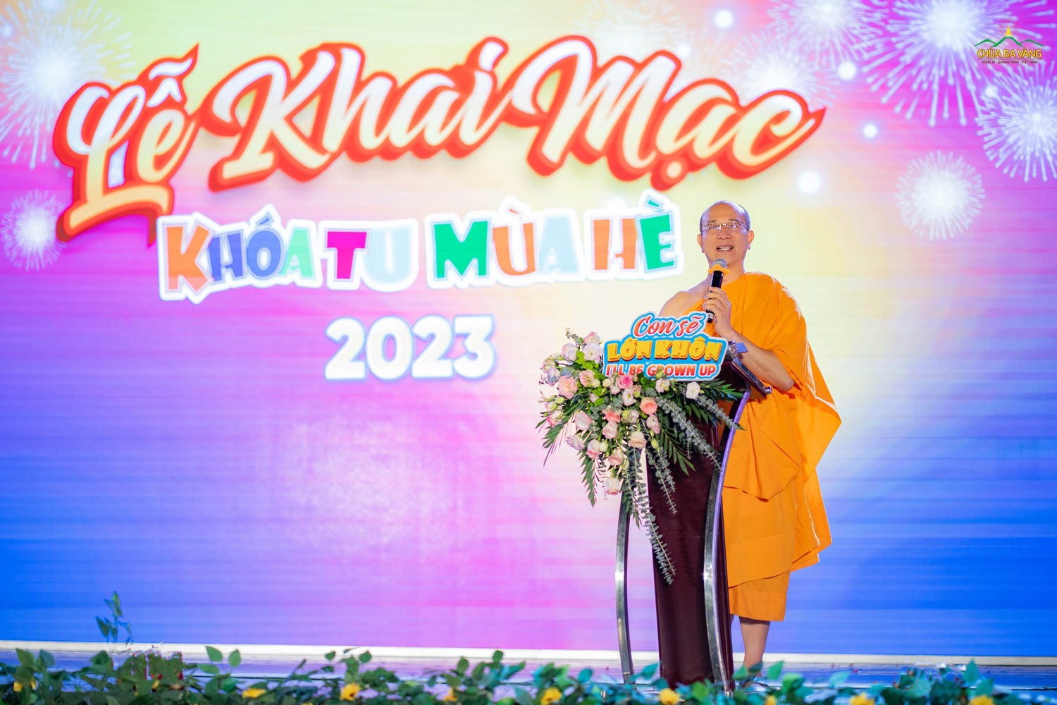 Sư Phụ Thích Trúc Thái Minh phát biểu tại lễ khai mạc khóa tu mùa hè chùa Ba Vàng 2023