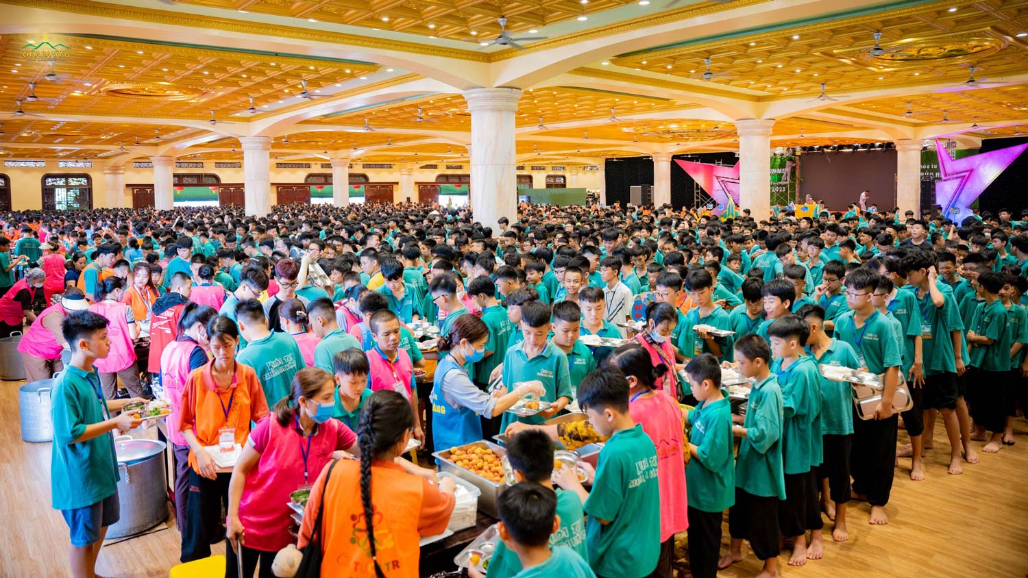 Bữa ăn trưa đến với hơn 7000 bạn khóa sinh và tình nguyện viên