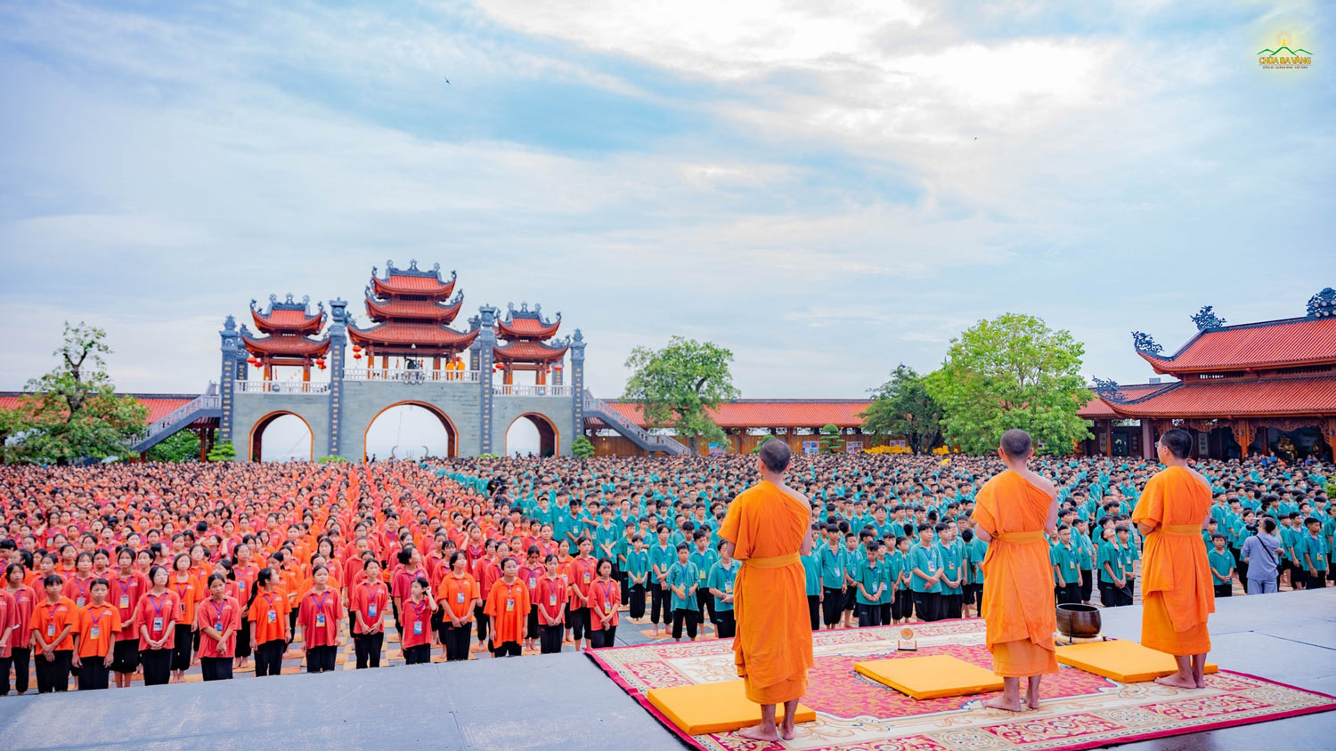 Chư Tôn đức Tăng quang lâm hướng dẫn các bạn khóa sinh lễ Phật