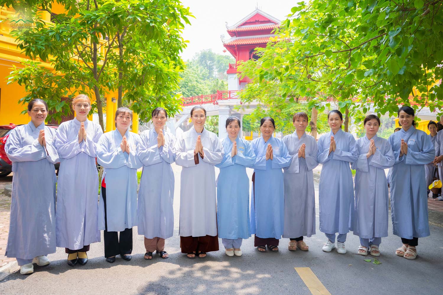 Bức ảnh lưu lại kỷ niệm của các Phật tử bên Cô chủ nhiệm tại Học viện Phật giáo Việt Nam - Sóc Sơn, Hà Nội nhé