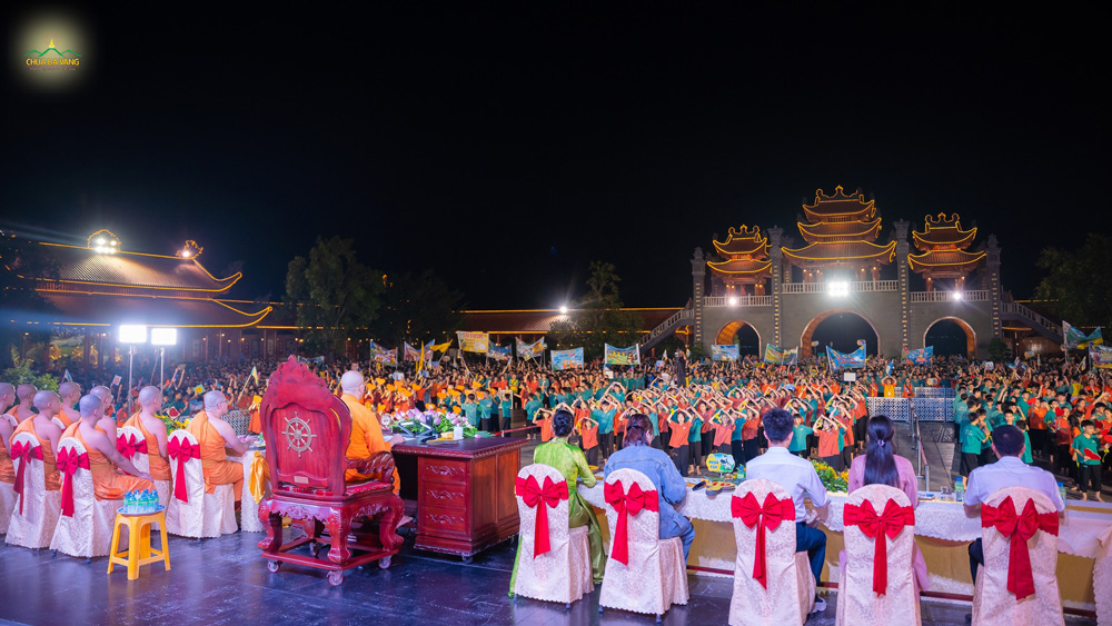 Đêm thi nhảy dân vũ có sự chứng dự của vị giám khảo đặc biệt đó chính là Sư Phụ Thích Trúc Thái Minh và chư Tăng chùa Ba Vàng