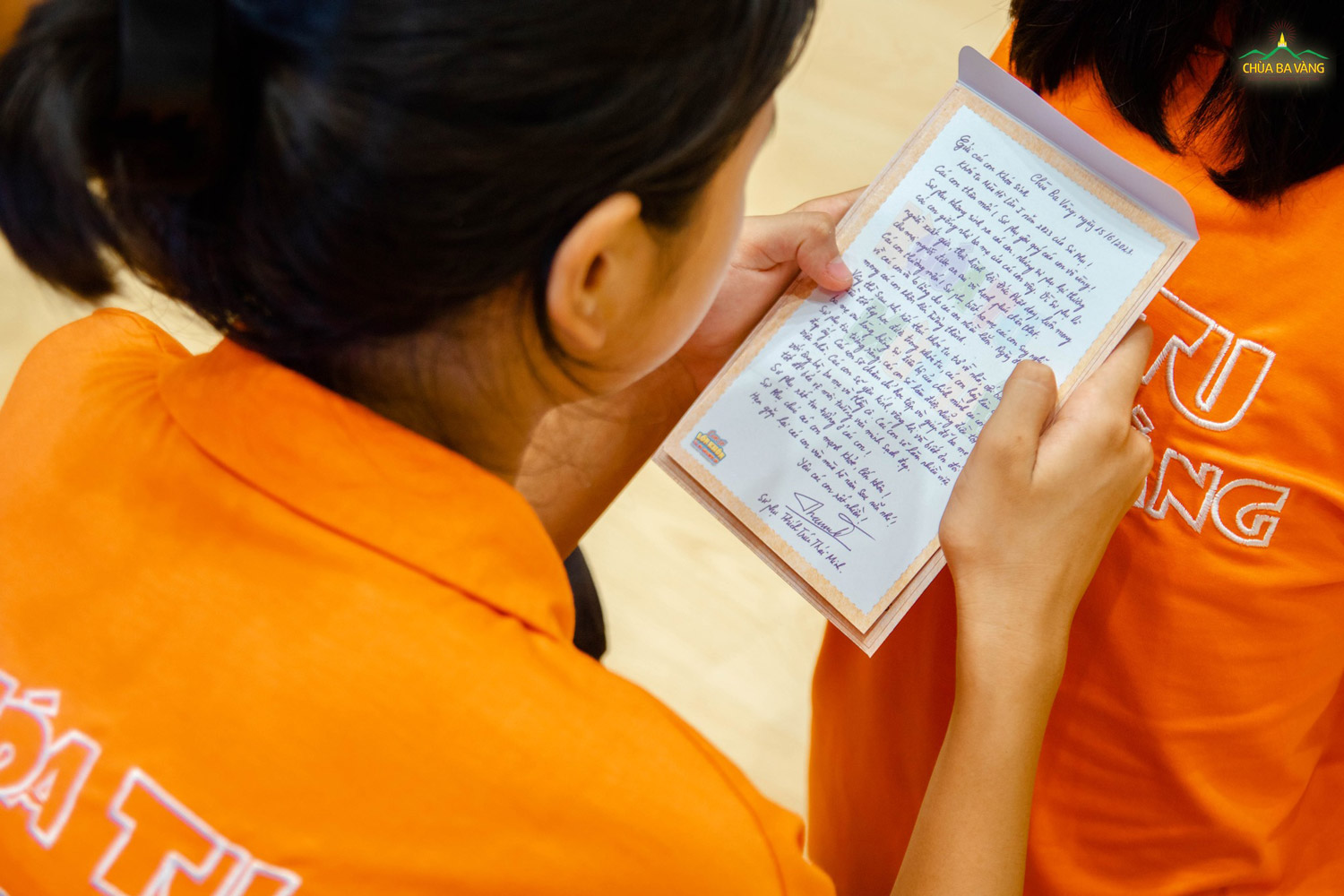 Bạn nhỏ đọc từng dòng thư Sư Phụ tặng