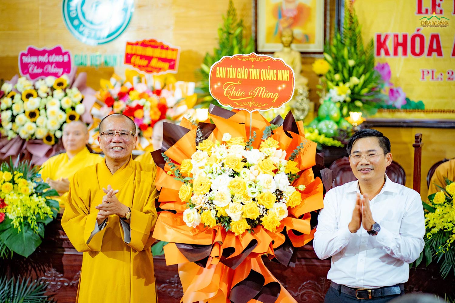 Ban Tôn giáo Tỉnh Quảng Ninh tặng hoa chúc mừng buổi lễ