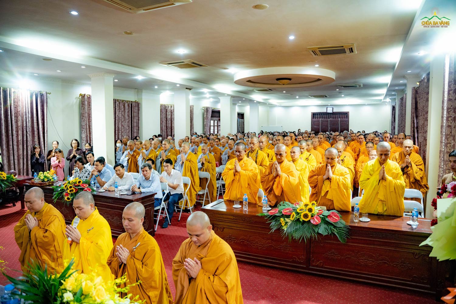 Chư Tăng dâng lời tác bạch trong lễ tác Pháp an cư