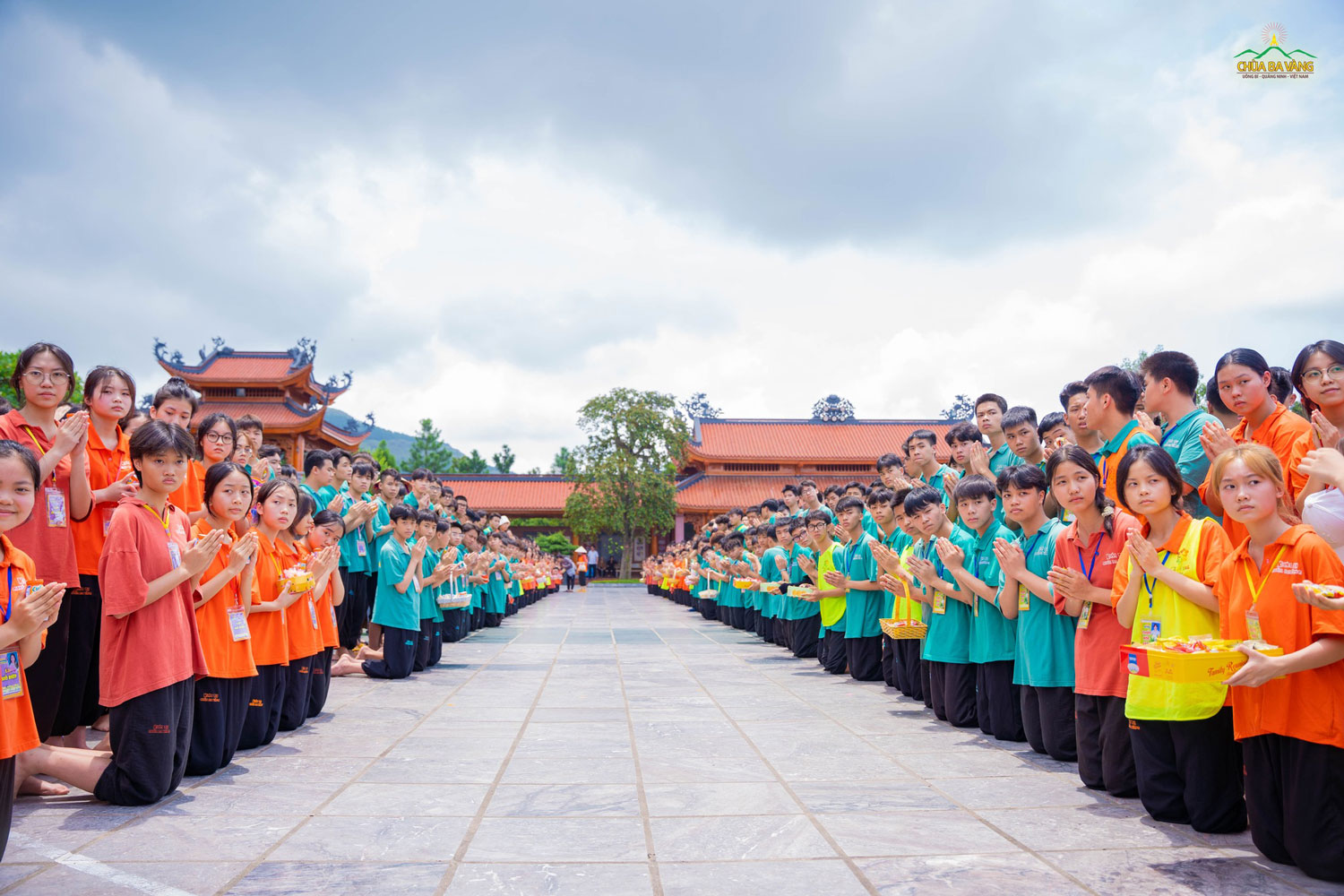 Các bạn khóa sinh cung kính chắp tay hướng về Tăng đoàn