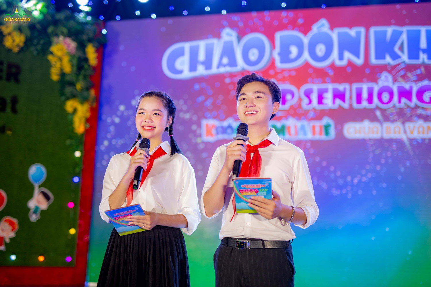 MC Phi Hùng và Hiền Trang (hai cựu khóa sinh khóa tu mùa hè) tự tin tỏa sáng trên sân khấu