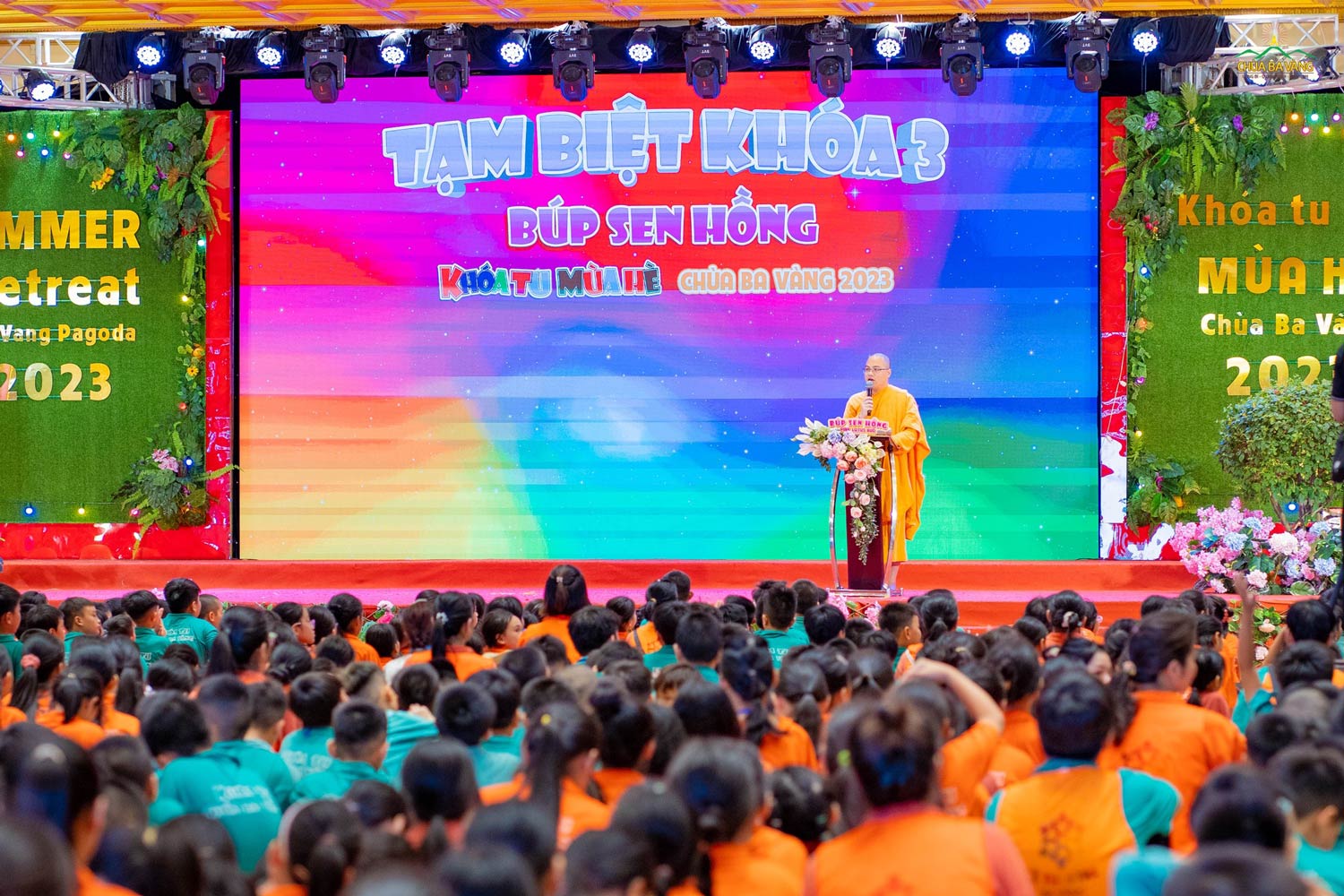 Sư Thầy Thích Trúc Quang Hưng - Phó trưởng Ban thường trực Ban tổ chức khóa tu mùa hè chùa Ba Vàng phát biểu tại chương trình