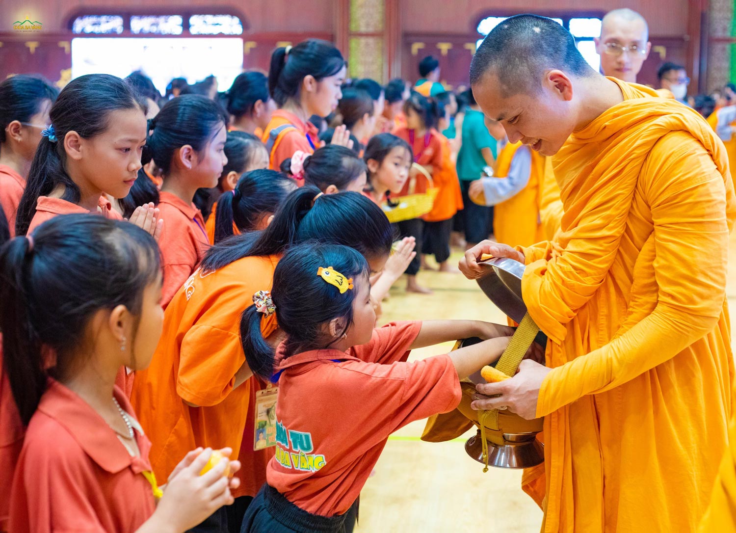 Bạn nhỏ đến từ Cộng hòa Séc cẩn thận đặt vật thực vào bình bát cúng dường quý Thầy