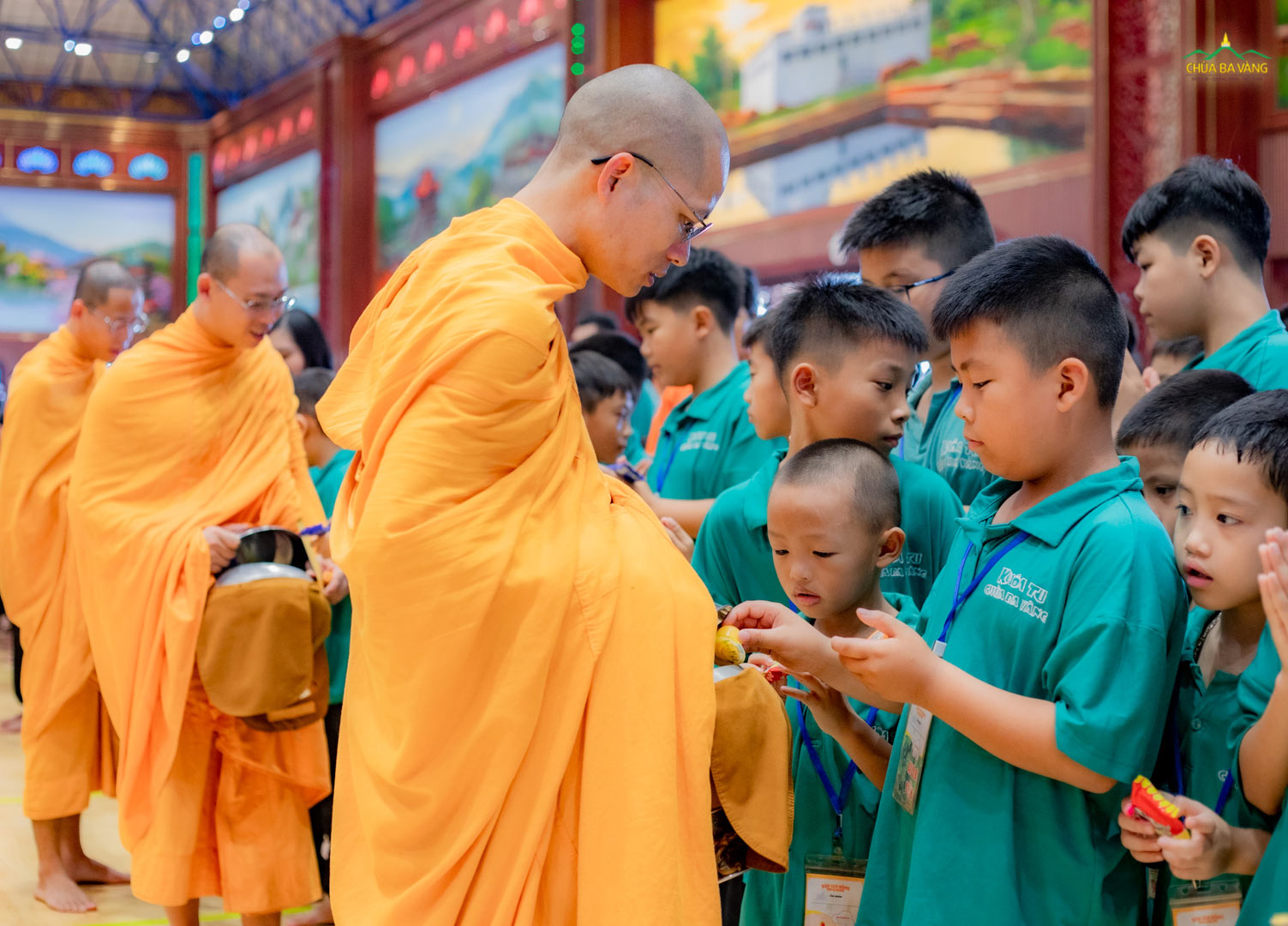 Đến từ Cộng hòa Séc xa xôi, bạn nhỏ được tự tay cúng dường vào bình bát của quý Thầy