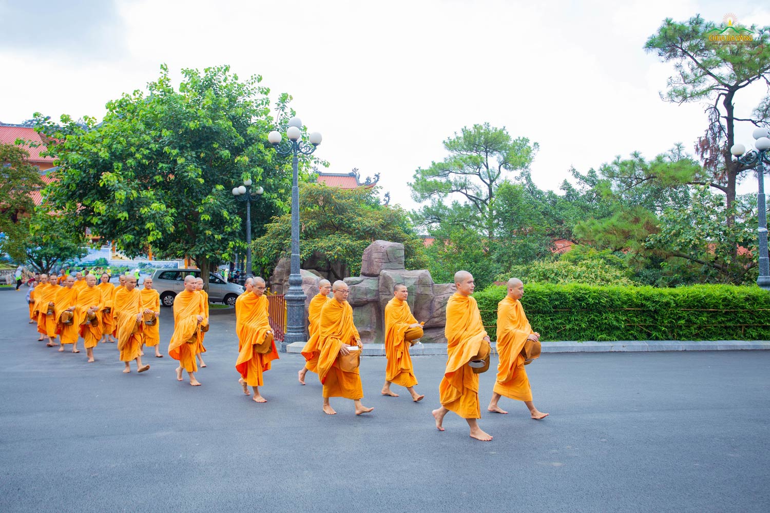 Tăng đoàn ôm bình bát khất thực - gieo duyên cho các em nhỏ vun bồi cội phúc