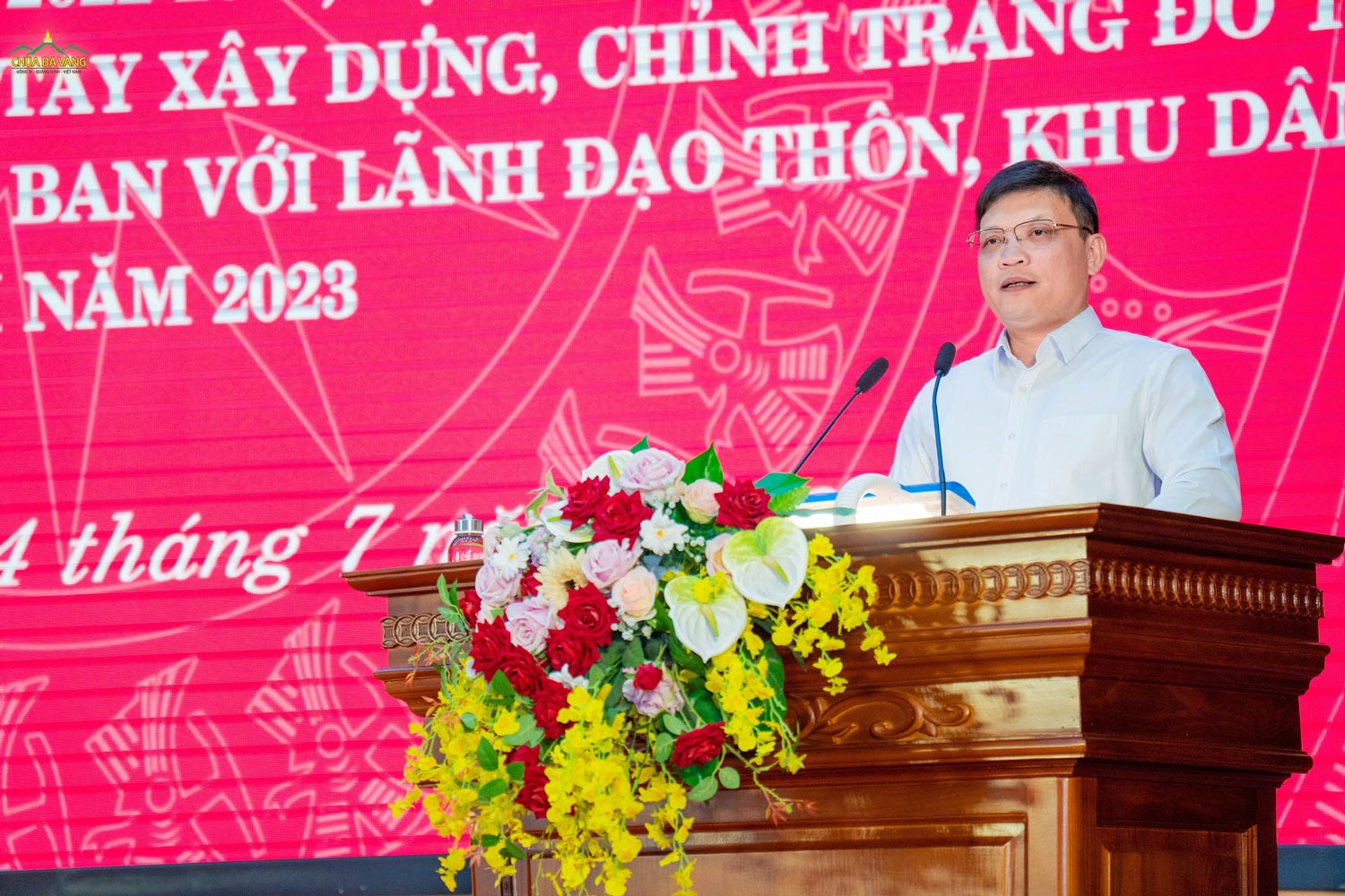 Ông Nghiêm Xuân Cường (Ủy viên Ban Chấp hành Đảng bộ tỉnh, Bí thư Thành ủy, Chủ tịch Hội đồng nhân dân Thành phố Uông Bí) phát biểu tại hội nghị