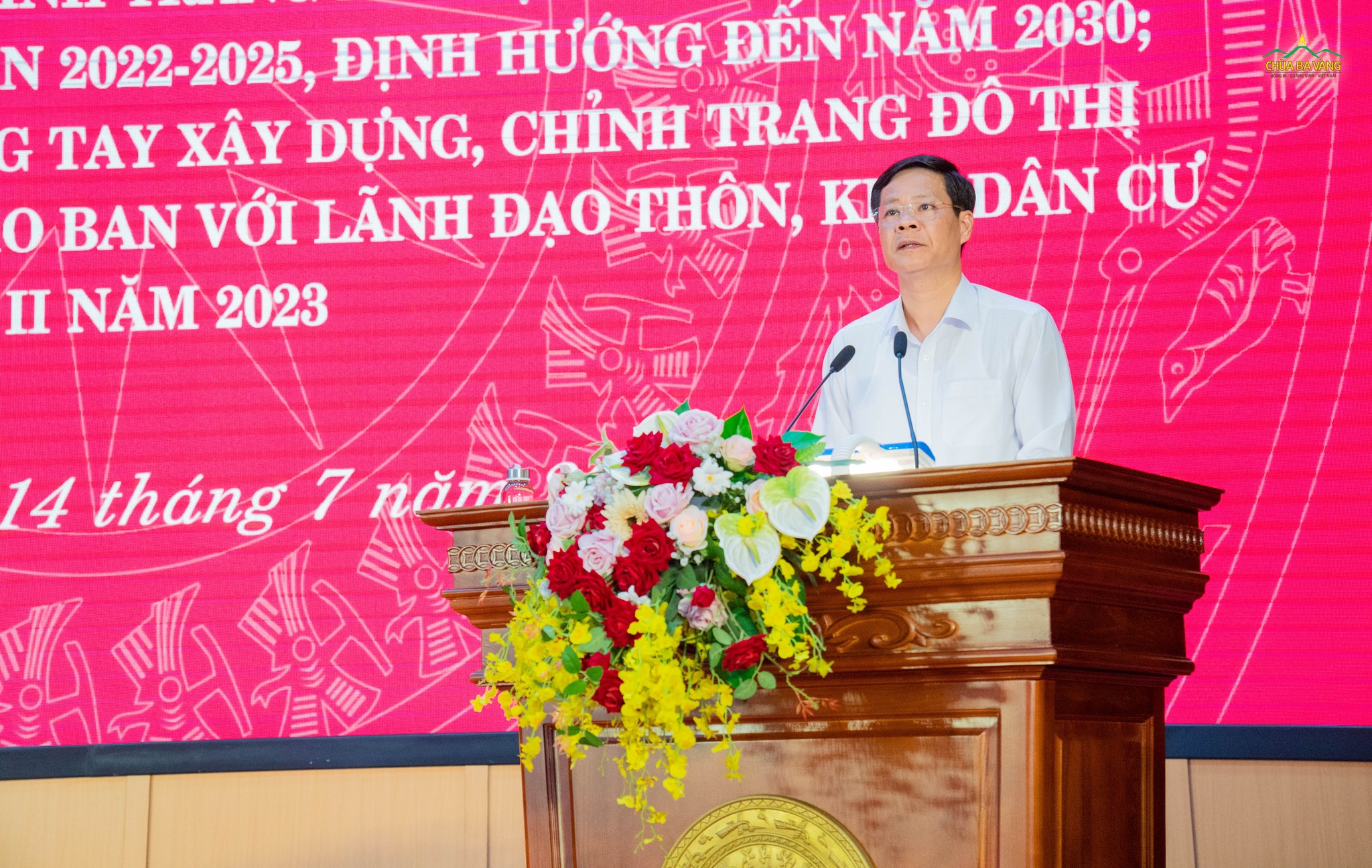 Ông Phạm Tuấn Đạt (Phó Bí thư Thành ủy, Chủ tịch Ủy ban nhân dân Thành phố Uông Bí) phát biểu tại hội nghị