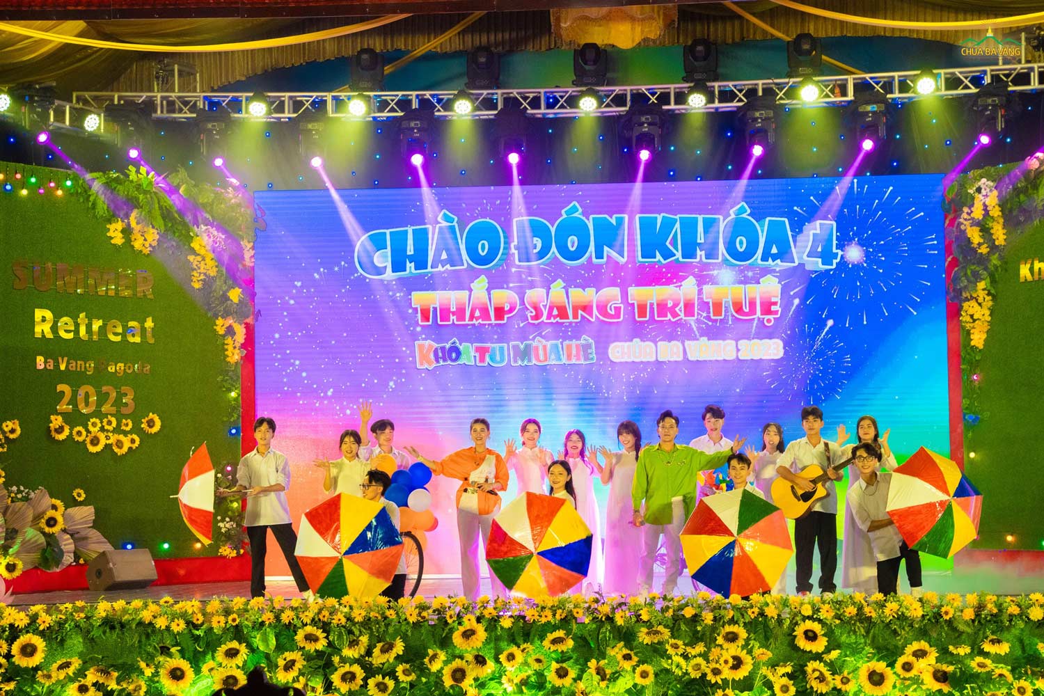 Ca sĩ Minh Ngọc, Đức Thịnh cùng nhóm nhảy Ban tài năng chùa Ba Vàng đã thể hiện xuất sắc tiết mục 