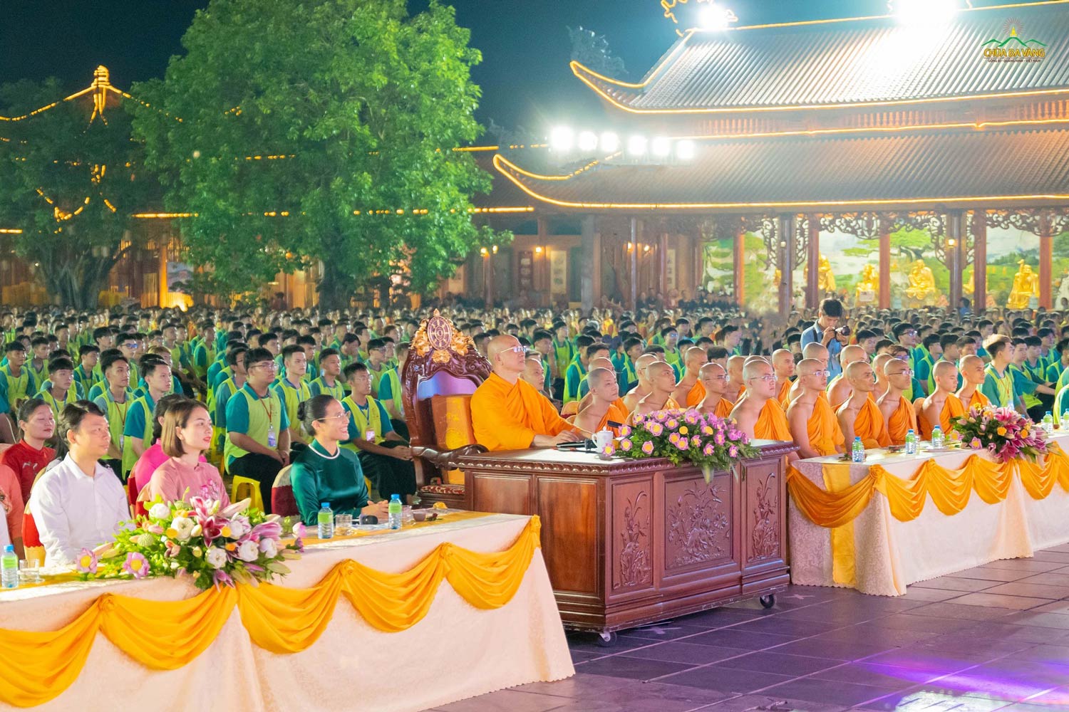 Tối ngày 15/7/2023, chùa Ba Vàng tổ chức chương trình chào đón khóa tu mùa hè 