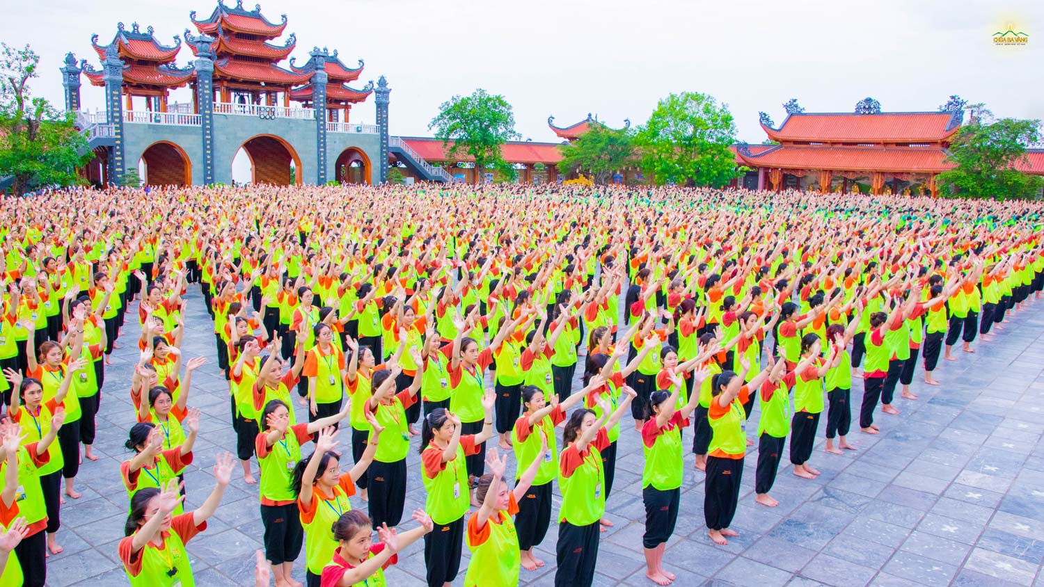 Các khóa sinh cùng tập thể dục trên sân chính điện chùa Ba Vàng 