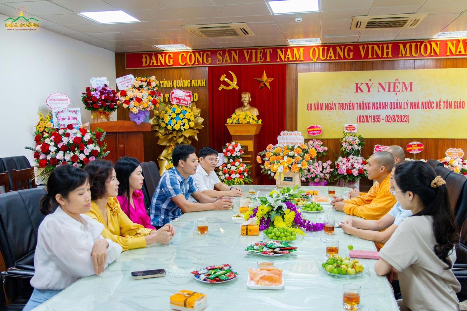 Chư Tăng trò chuyện cùng đại diện Ban Tôn giáo tỉnh