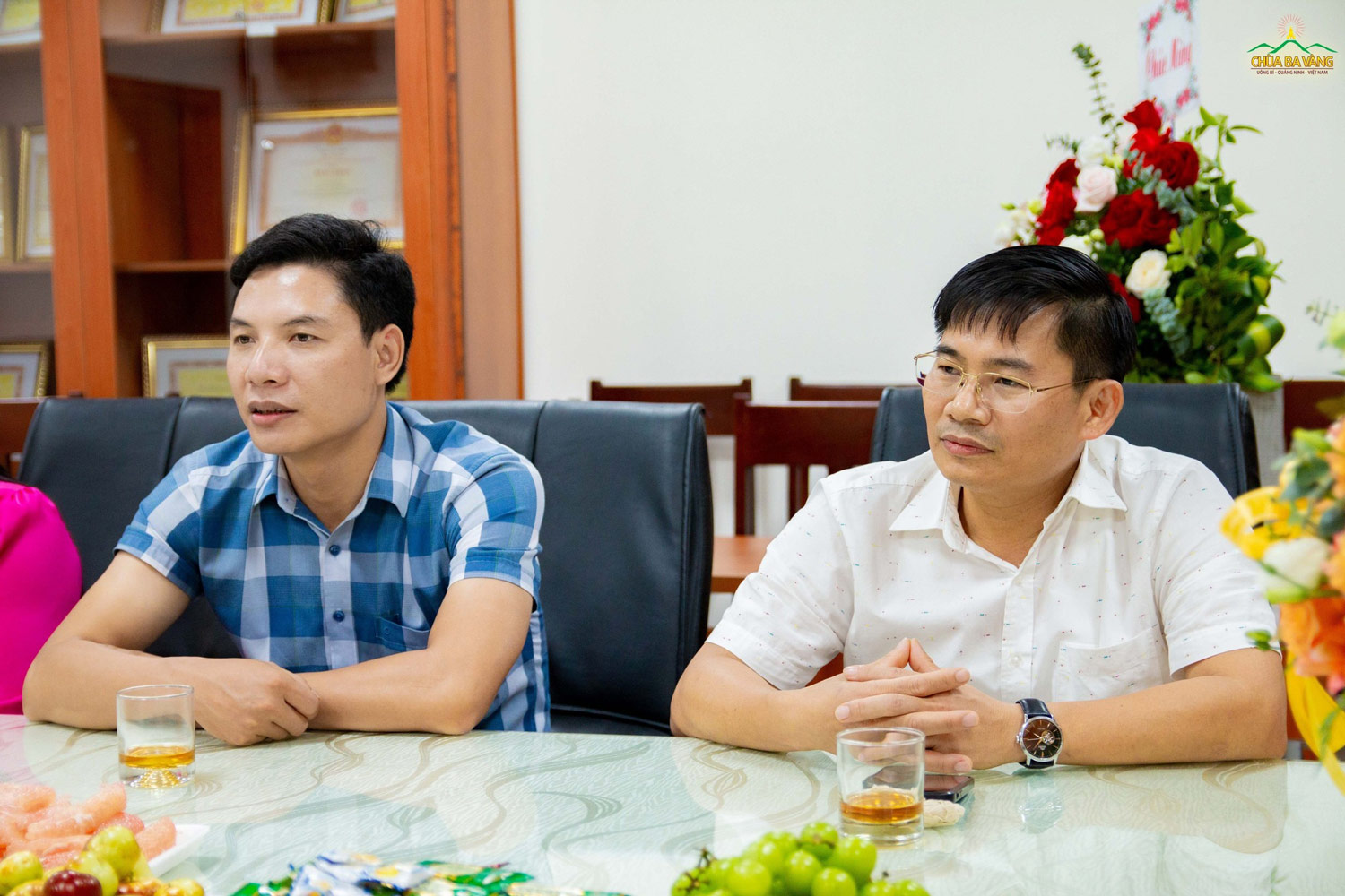 Ông Nguyễn Đăng Kiên - Trưởng Ban Tôn giáo tỉnh, ông Nhữ Văn Nguyện - Trưởng phòng Nghiệp vụ Tôn giáo (từ phải sang trái)