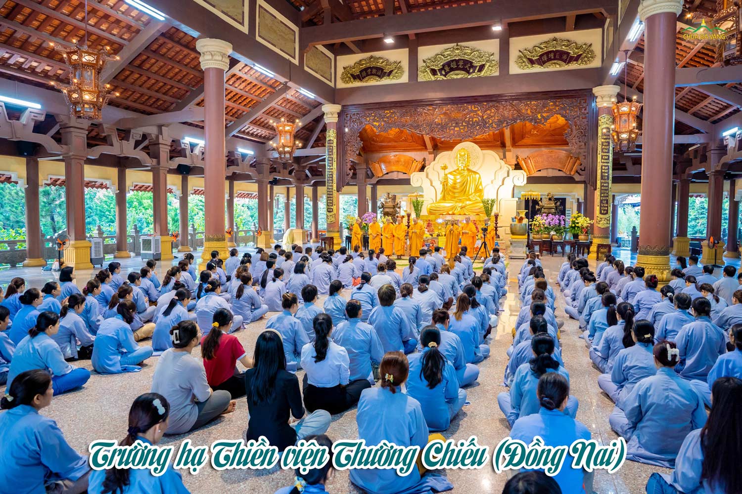 Quý chư Tôn đức Tăng chứng minh sự cúng dường của các Phật tử tại trường hạ Thiền viện Thường Chiếu (huyện Long Thành, tỉnh Đồng Nai)