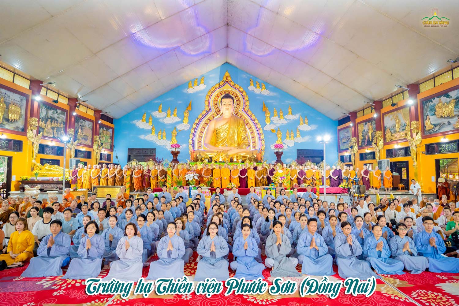 Chư Tôn đức Tăng chụp hình lưu niệm cùng các Phật tử tại trường hạ Thiền viện Phước Sơn