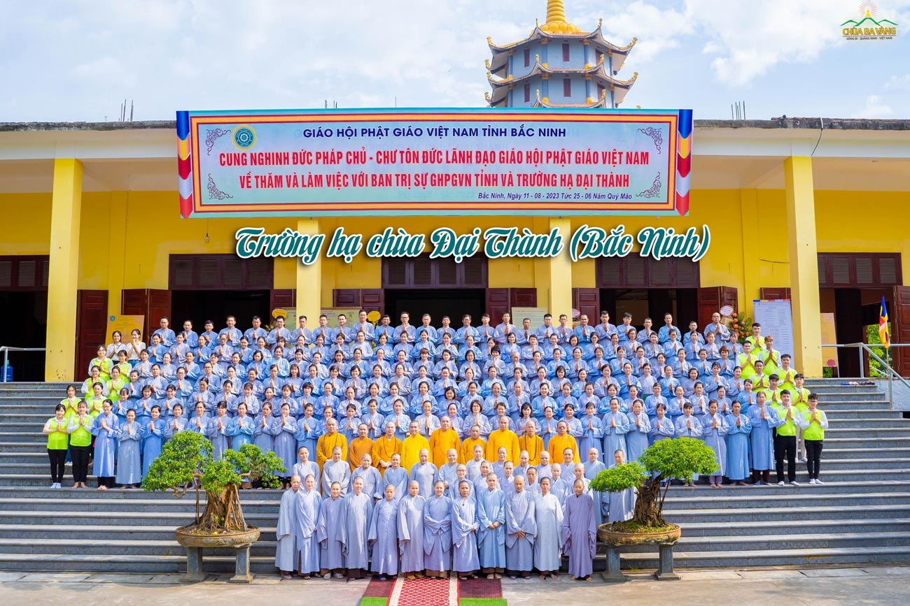Các Phật tử và thành viên CLB tuổi trẻ đến cúng dường tại trường hạ chùa Đại Thành tỉnh Bắc Ninh