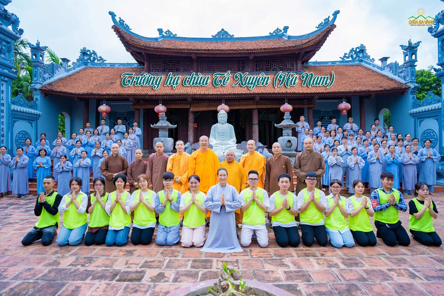 Phật tử chùa Ba Vàng và các thành viên trong CLB tuổi trẻ chụp hình lưu niệm tại trường hạ chùa Tế Xuyên (huyện Lý Nhân, tỉnh Hà Nam)