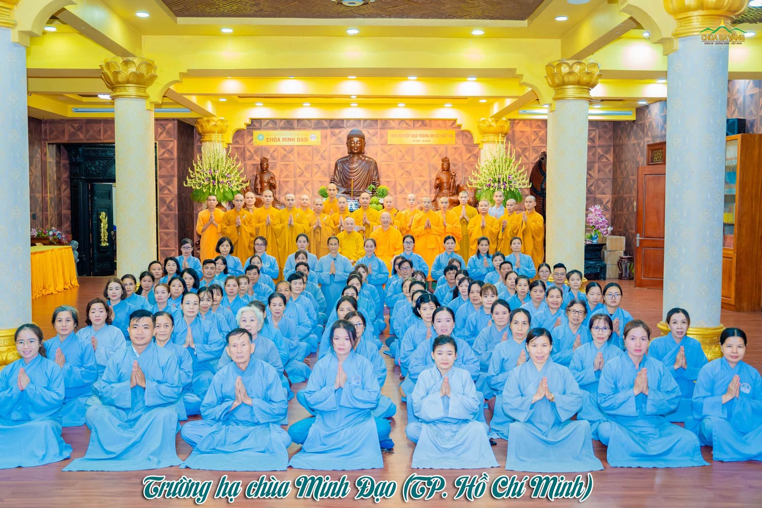 Sư Phụ Thích Trúc Thái Minh và các Phật tử chụp hình lưu niệm cùng quý chư Tôn thiền đức tại trường hạ chùa Minh Đạo