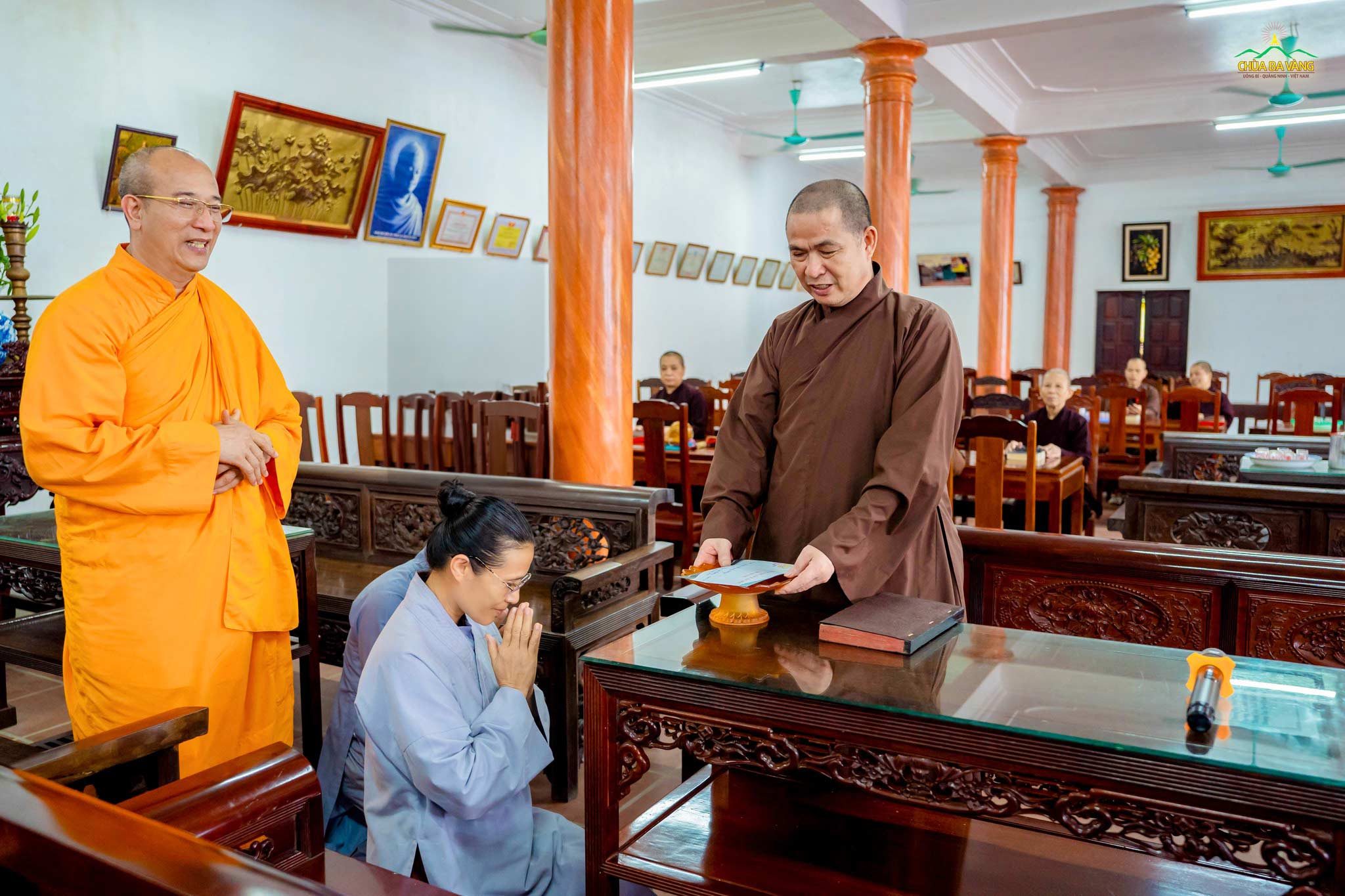Phật tử Phạm Thị Yến cung kính cúng dường quý Thầy tại trường hạ