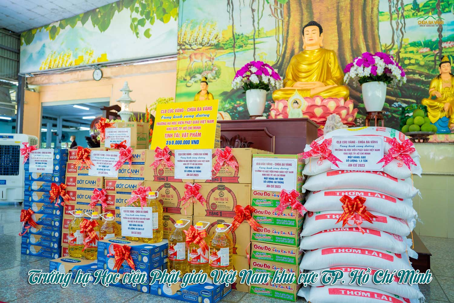 Những tịnh tài, vật phẩm được các Phật tử chuẩn bị dâng cúng dường tại trường hạ Học viện Phật giáo Việt Nam khu vực TP. Hồ Chí Minh