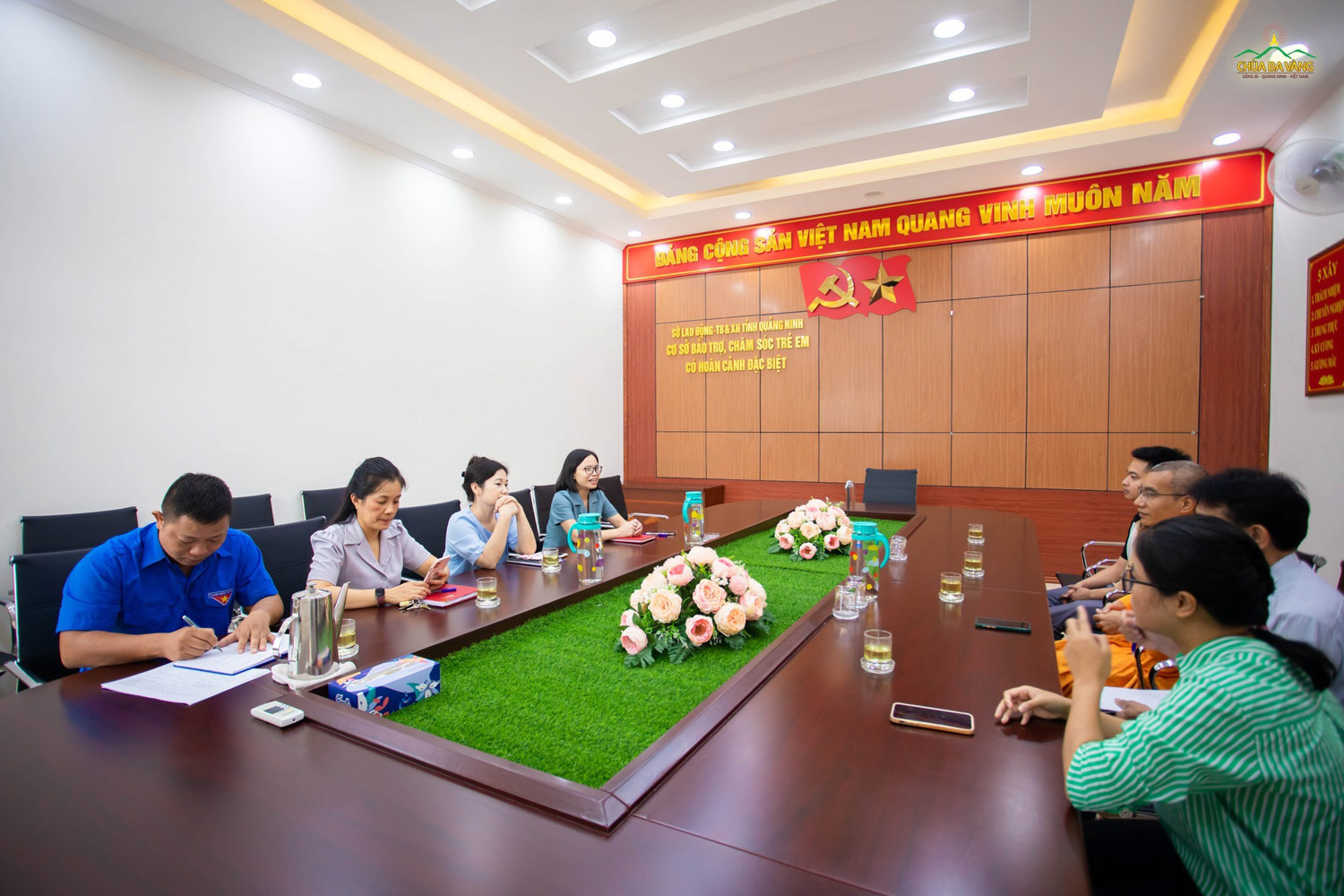 Trước đó, đại diện lãnh đạo Cơ sở bảo trợ chăm sóc trẻ em có hoàn cảnh đặc biệt tỉnh Quảng Ninh đã có buổi làm việc với đại diện chùa Ba Vàng về kế hoạch thi công công trình